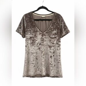 POL $32 Velvet V-Neck Short Sleeve Top w/ front pocket M P2P 17-20” Boho